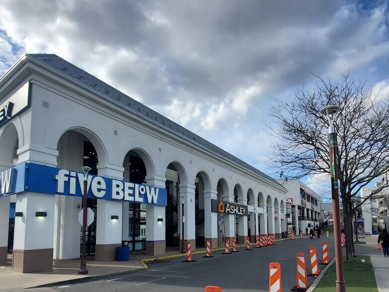 More Photos Of 8000 Cooper Ave, Glendale Unknown For Lease