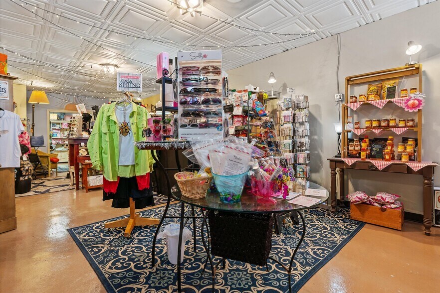 More Photos Of 453-463 S Thompson Ave, Excelsior Springs Storefront Retail Office For Sale