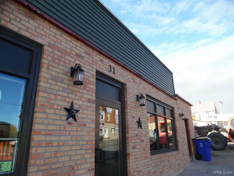 More Photos Of 31 Trimountain Ave, South Range Bar For Sale