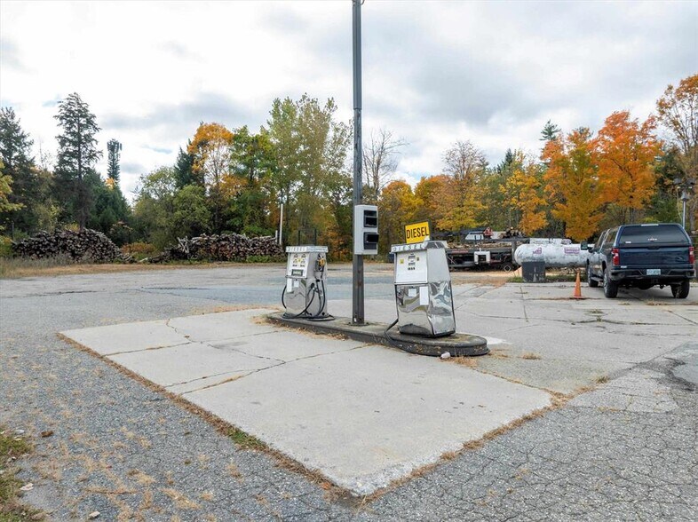 More Photos Of 5122 US-5, Weathersfield Service Station For Sale