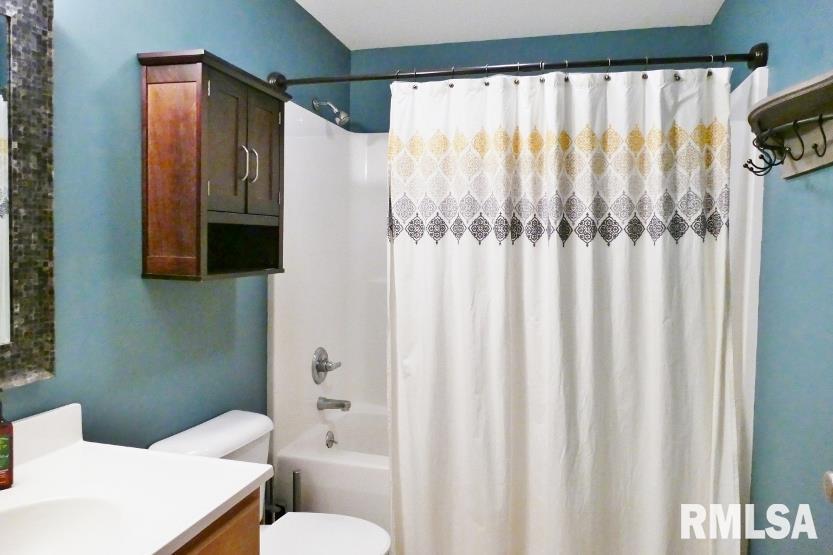 More Photos Of 109 Elizabeth Pointe Dr, Germantown Hills Office For Sale