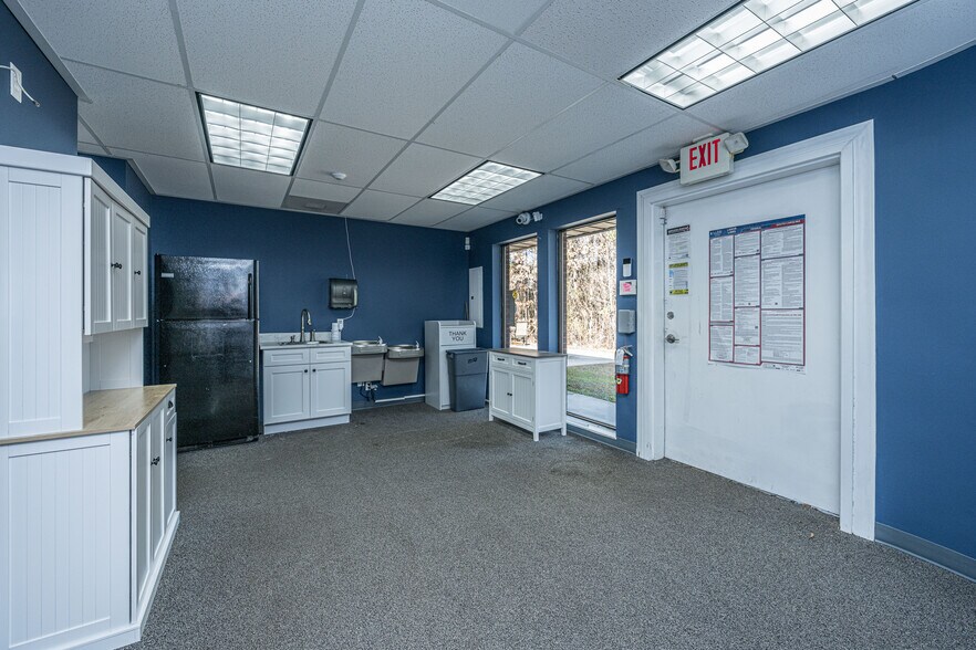 More Photos Of 105 Lamplight Cir, Summerville Flex For Lease