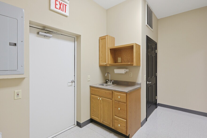More Photos Of 2585 Eastwood Dr, Columbus Office For Lease