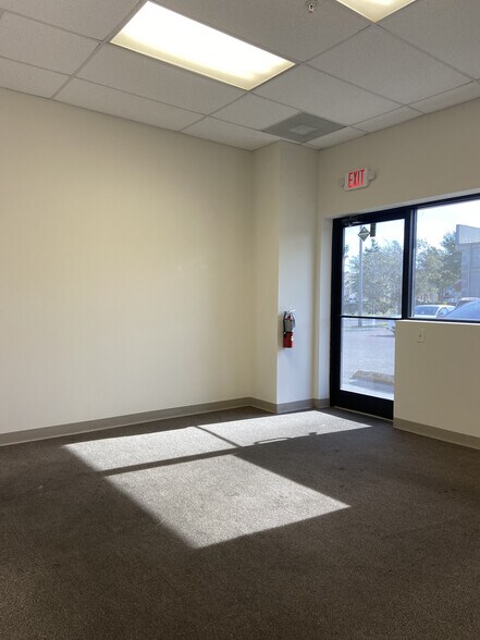 More Photos Of 5032 Forsyth Commerce Rd, Orlando Warehouse For Lease