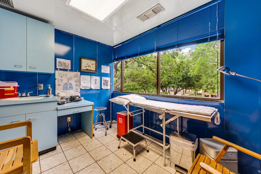 More Photos Of 8345 Walnut Hill Ln, Dallas Medical For Sale