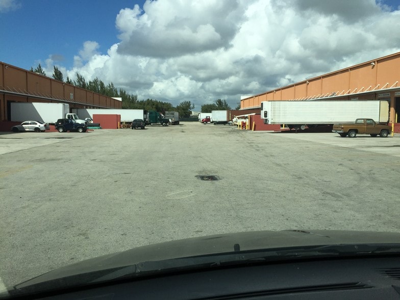 More Photos Of 9601-9667 NW 33rd St, Miami Service For Lease