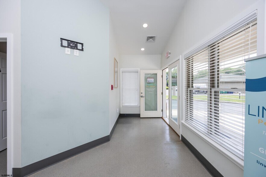 More Photos Of 535 Maple Ave, Linwood Veterinarian Kennel For Lease