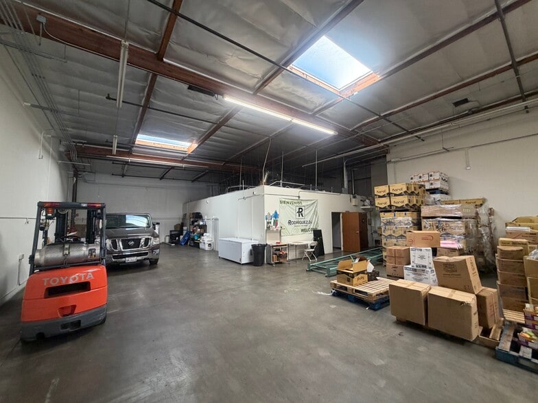 More Photos Of 1251-1271 Vanguard Dr, Oxnard Warehouse For Lease