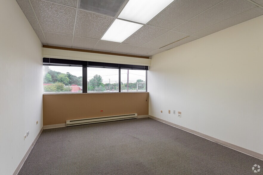 More Photos Of 101 N Virginia St, Crystal Lake Medical For Lease