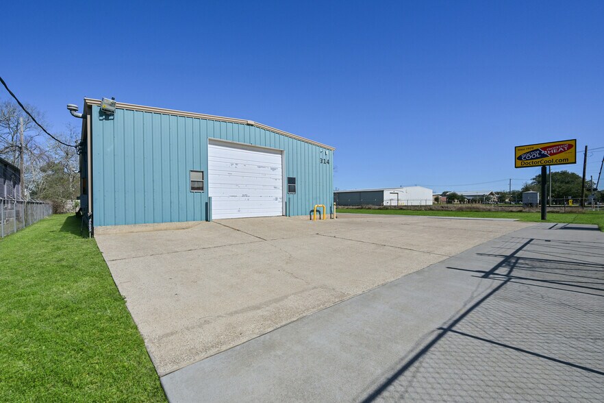 More Photos Of 314 E Walker St, League City Warehouse For Lease