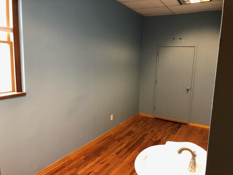 More Photos Of 637 Willis Ave, Williston Park Storefront Retail Office For Lease