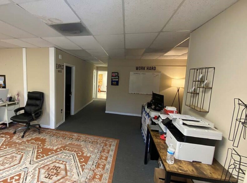 More Photos Of 2142-2150 Berkmar Dr, Charlottesville Showroom For Lease