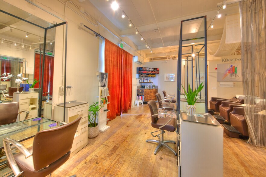 More Photos Of 401 Kamakee St, Honolulu Office For Lease