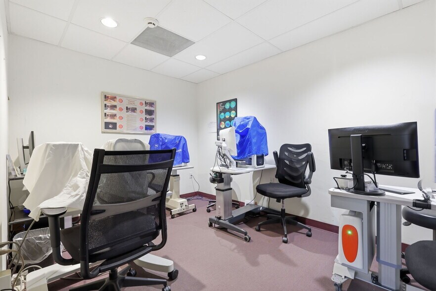More Photos Of 1568 Woodbourne Rd, Levittown Office For Lease