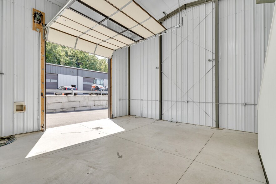 More Photos Of 7 Adam Rd, Stoneham Unknown For Lease