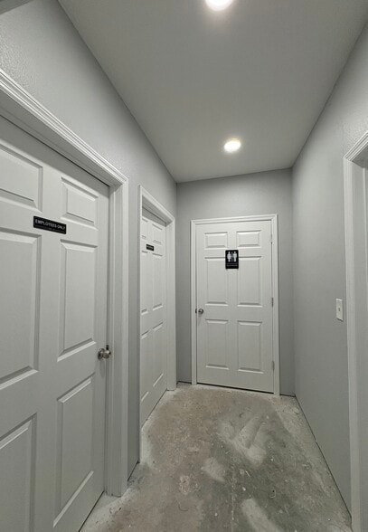 More Photos Of 18252 E Colonial Dr, Orlando Light Distribution For Lease