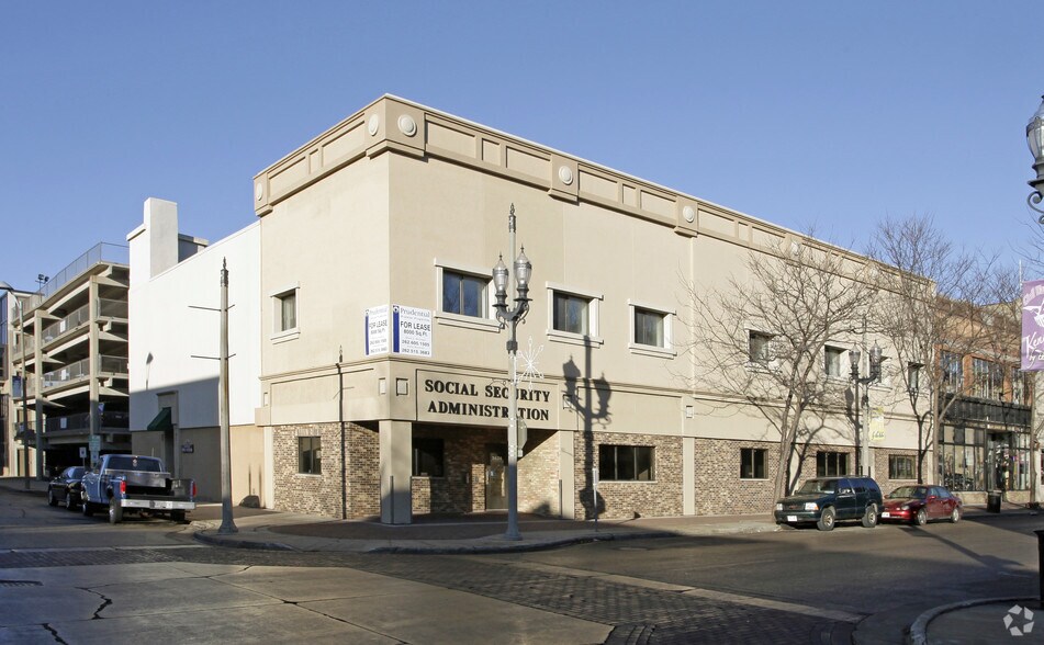 More Photos Of 5618-5624 6th Ave, Kenosha Office For Lease