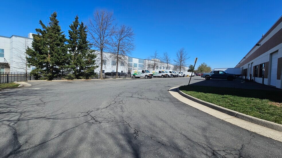 More Photos Of 45915 Maries Rd, Sterling Warehouse For Lease