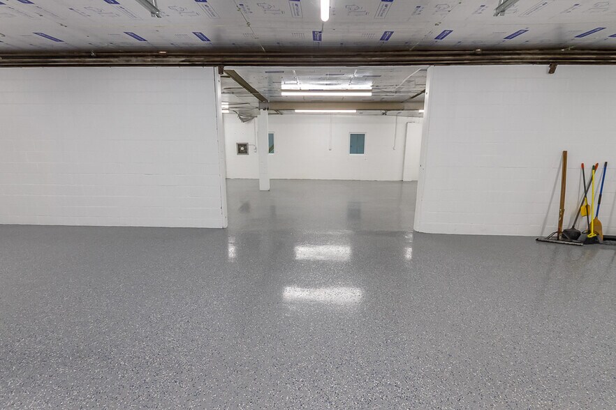 More Photos Of 925 Virginia St, Shelbyville Warehouse For Lease