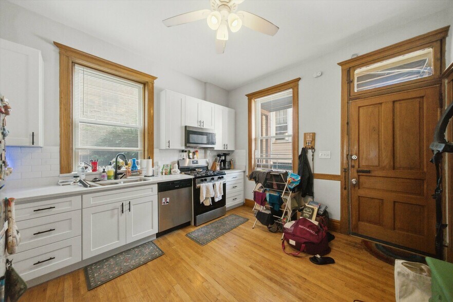 More Photos Of 905 W Fletcher St, Chicago Apartments For Sale