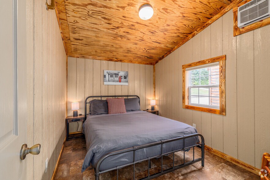 More Photos Of 1062 Susan Rd, Lake Ozark Hotel For Sale