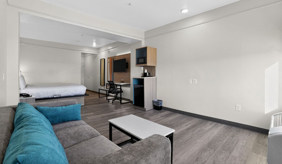 More Photos Of 415 Fm 1960 Rd E, Houston Hotel For Sale