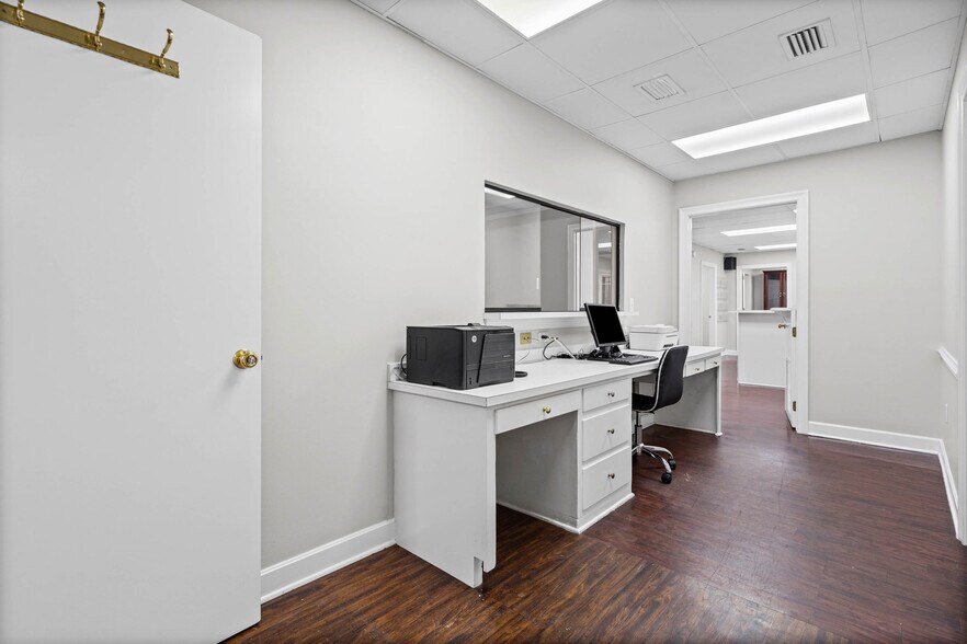 More Photos Of 3664 College Ln S, Mobile Medical For Sale