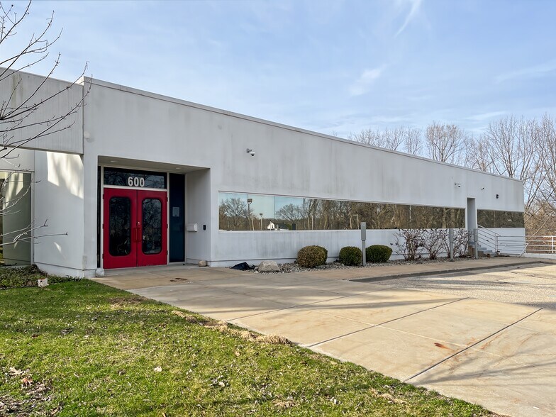 More Photos Of 600 Plastics Pl, Kalamazoo Coworking Space