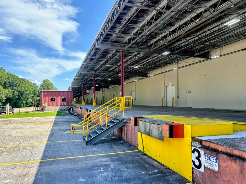 More Photos Of 105 Wood St, Greenville Manufacturing For Lease