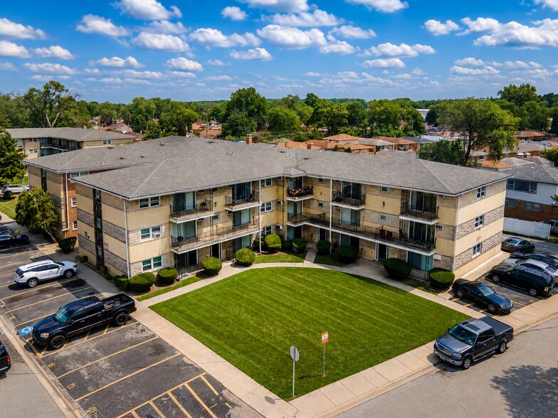 More Photos Of 1025-1049 W Vermont St, Calumet Park Apartments For Sale