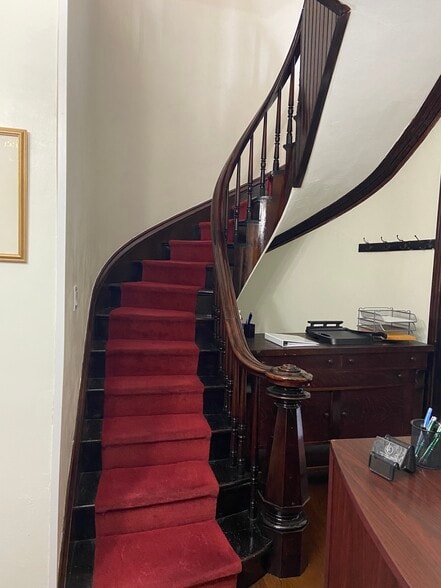 More Photos Of 8 Jackson Ct, Lawrence Office Residential For Lease