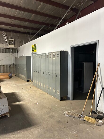 More Photos Of 555 29th St W, Charleston Service For Lease