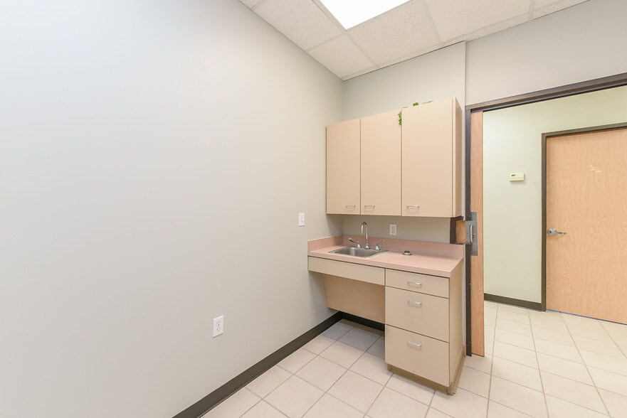 More Photos Of 5751 Blythewood St, Houston Unknown For Lease