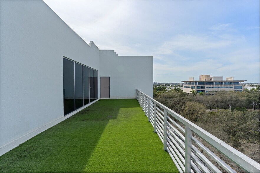 More Photos Of 10450 NW 33rd St, Doral Office For Sale