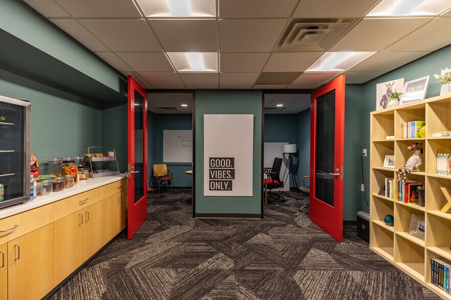 More Photos Of 402-404 E 4th St, Waterloo Office Residential For Sale