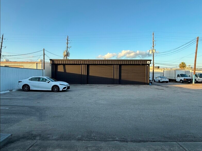 More Photos Of 5830 Star Ln, Houston Light Distribution For Lease