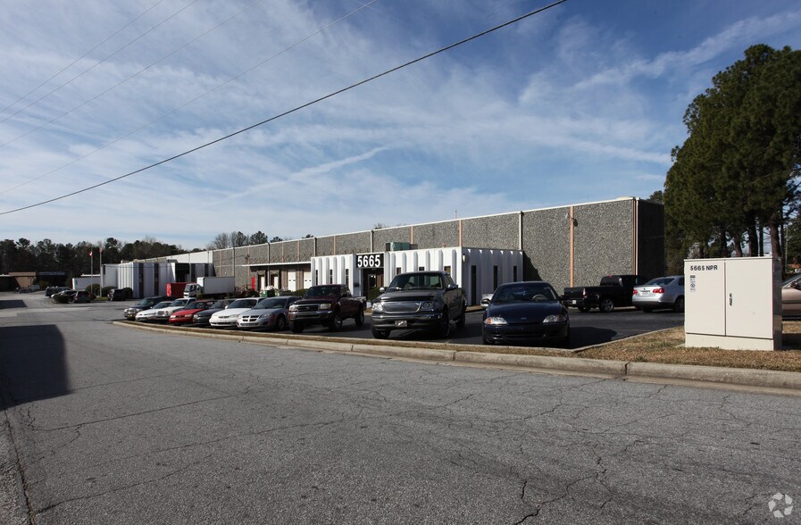 More Photos Of 5665 New Peachtree Rd, Chamblee Warehouse For Lease