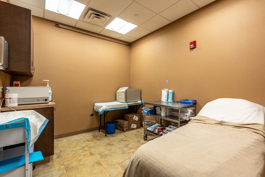 More Photos Of 16105 S La Grange Rd, Orland Park Medical For Lease