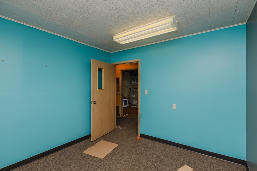 More Photos Of 722 N Main St, Newton Office For Sale