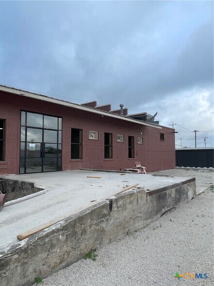 More Photos Of 1308 N Bowie St, Seguin Warehouse For Sale