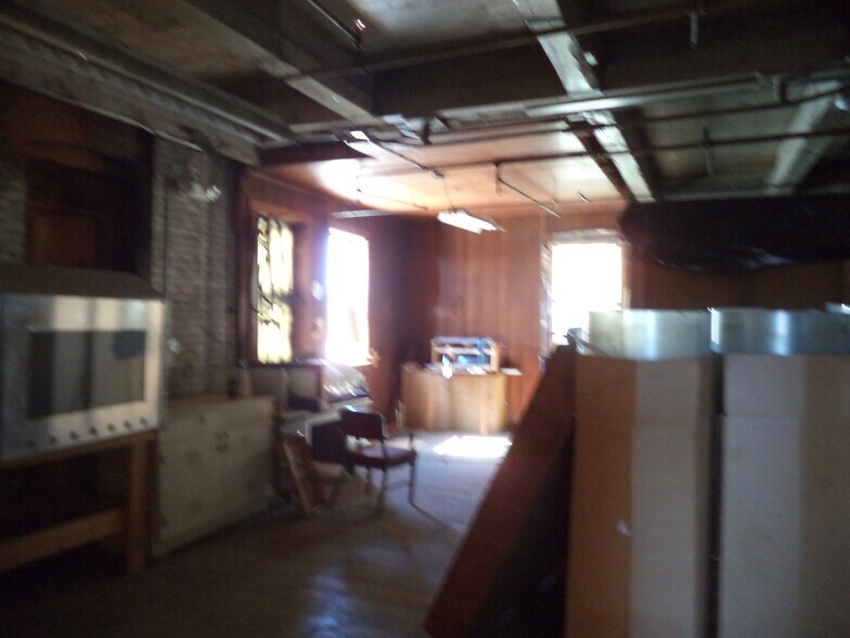 More Photos Of 121 Valley St, Manchester Showroom For Sale