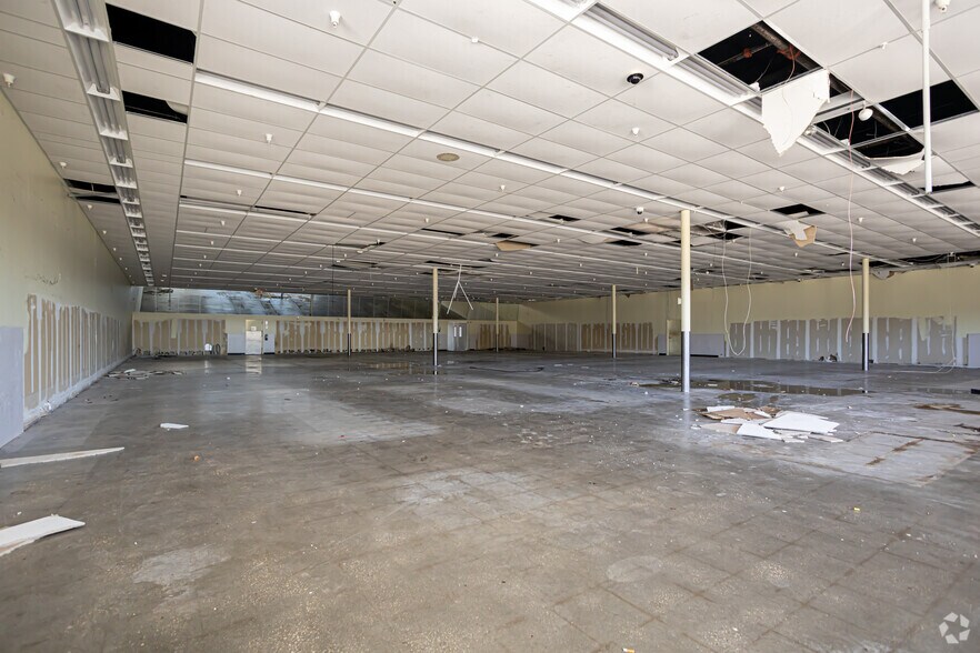 More Photos Of 5501 Crowder Blvd, New Orleans Storefront Retail Office For Lease
