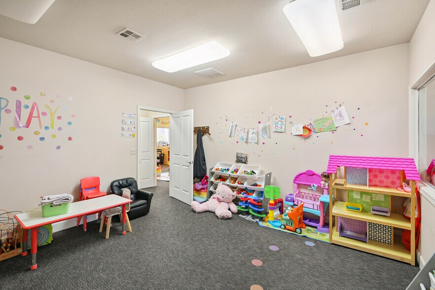 More Photos Of 81 Freeman Ct, Central Point Office For Sale