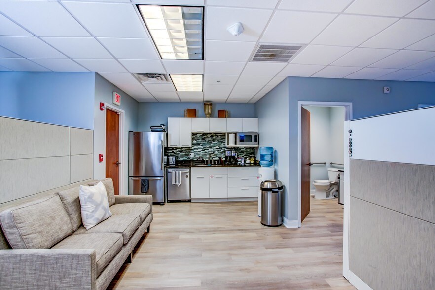 More Photos Of 543 Harbor Blvd, Destin Office For Sale