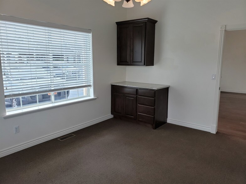 More Photos Of 571-583 W Center St, Pleasant Grove Office For Lease