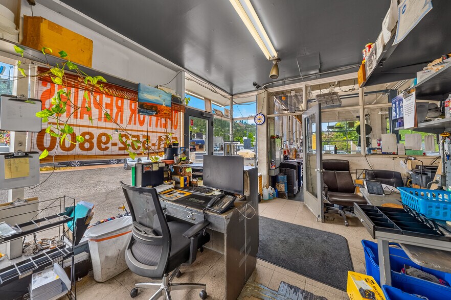 More Photos Of 75 Lithia Way, Ashland Service Station For Sale