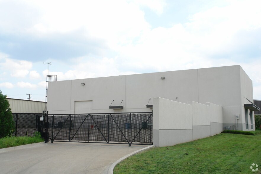 More Photos Of 2441 Pecan St, Carrollton Industrial For Sale