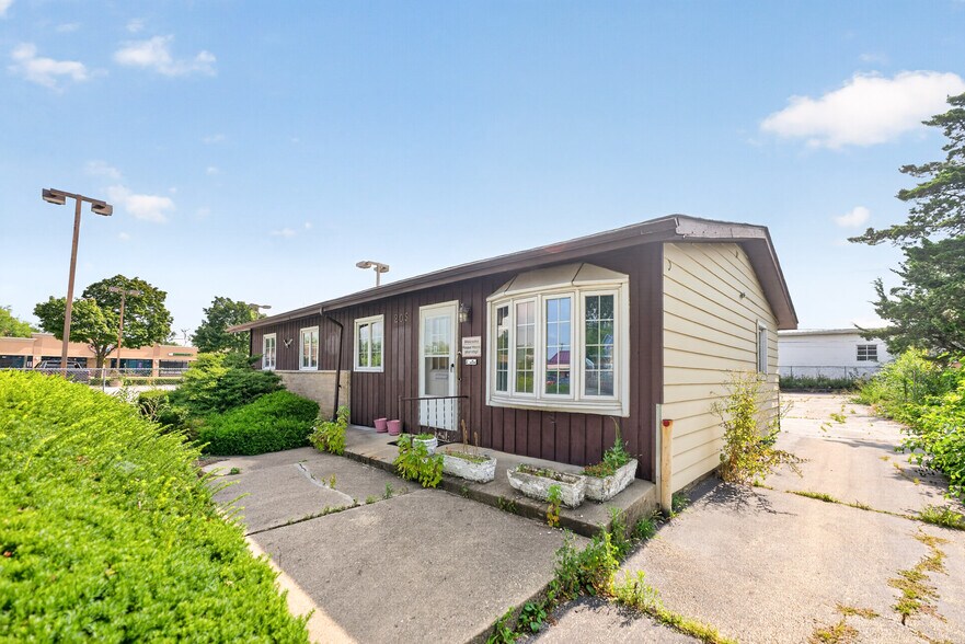More Photos Of 205 Pinecroft Dr, Roselle Office For Sale