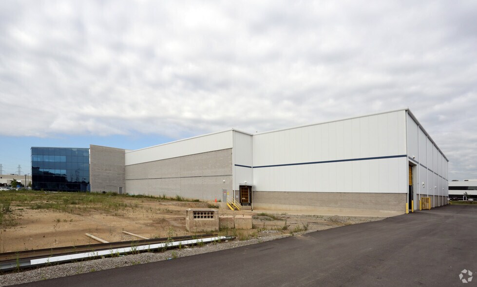 More Photos Of 1295 Cormorant Rd, Hamilton Showroom For Lease