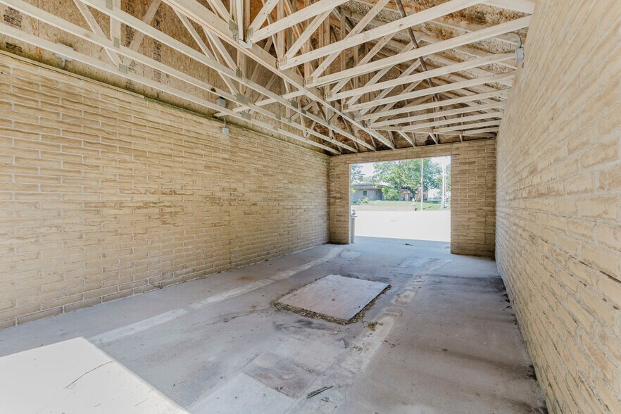 More Photos Of 220 N 2nd Ave, Mulvane Carwash For Sale